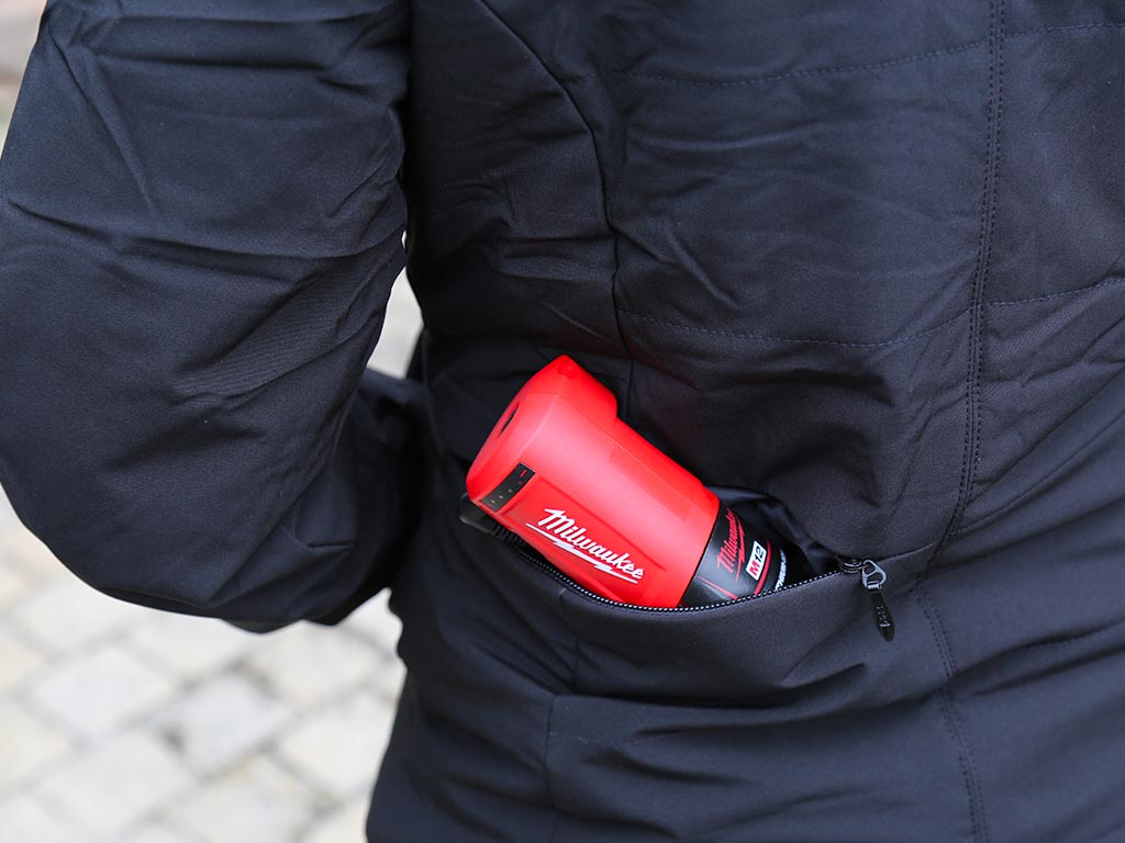 Veste chauffante Milwaukee M12 HJ LADIES © Benjamin Leharivel - Zone Outillage Veste chauffante Milwaukee M12 HJ LADIES © Benjamin Leharivel - Zone Outillage