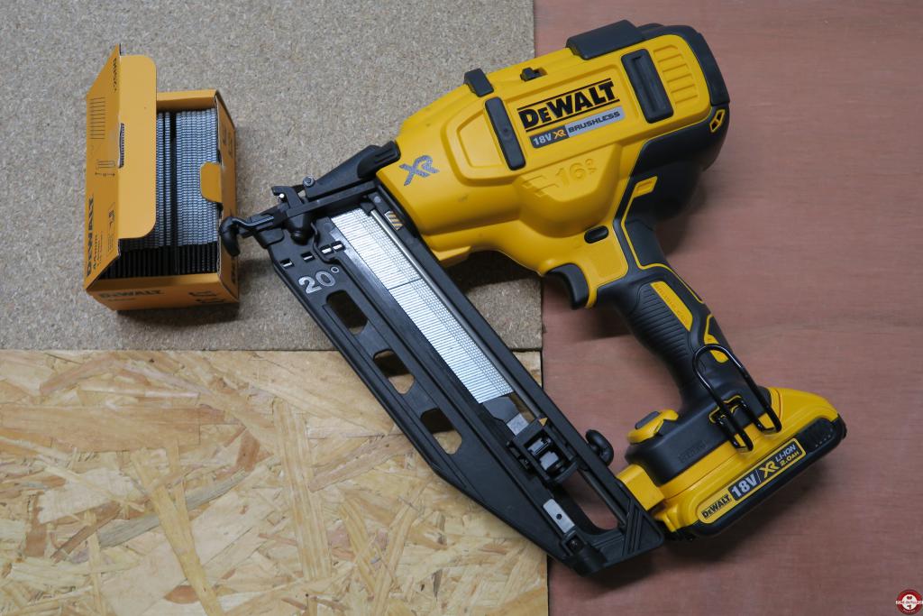 Cloueur de finitions DEWALT DCN660D2 © Benjamin Leharivel - Zone Outillage Cloueur de finitions DEWALT DCN660D2 © Benjamin Leharivel - Zone Outillage