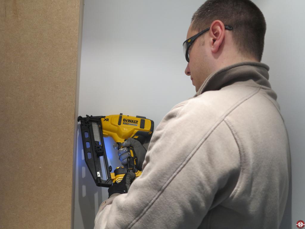Cloueur de finitions DEWALT DCN660D2 © Benjamin Leharivel - Zone Outillage Cloueur de finitions DEWALT DCN660D2 © Benjamin Leharivel - Zone Outillage