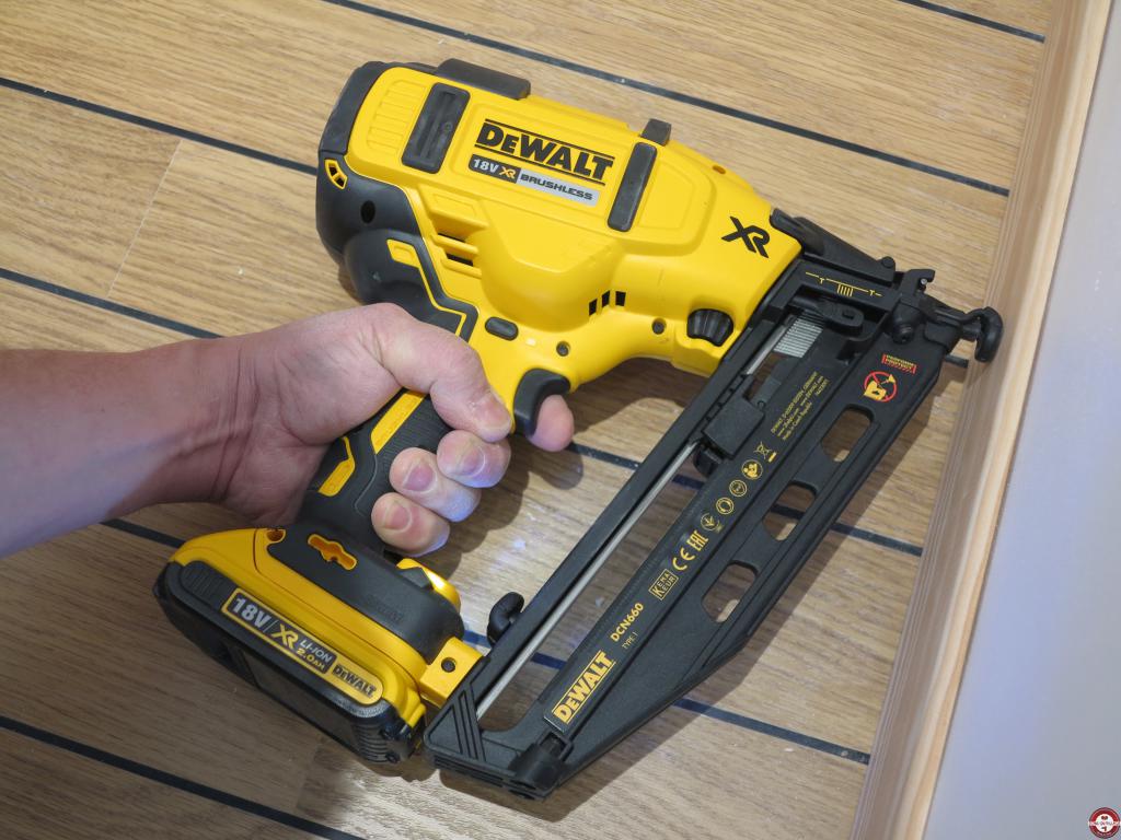 Cloueur de finitions DEWALT DCN660D2 © Benjamin Leharivel - Zone Outillage Cloueur de finitions DEWALT DCN660D2 © Benjamin Leharivel - Zone Outillage
