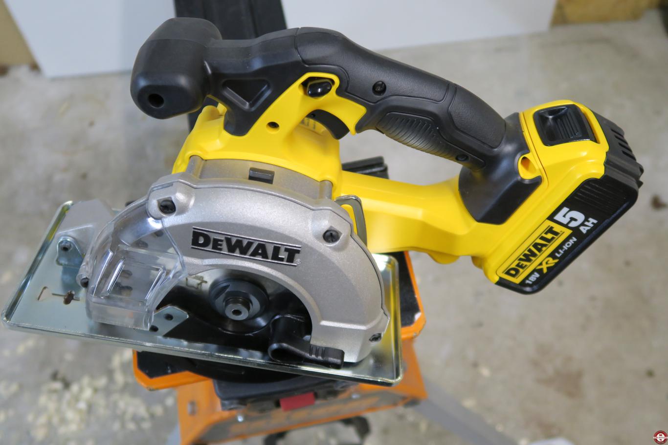 Scie circulaire métal DeWALT DCS373M2 Scie circulaire métal DeWALT DCS373M2