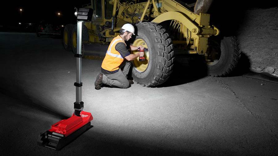 test et avis du projecteur de chantier M18 ONERSAL Milwaukee test et avis du projecteur de chantier M18 ONERSAL Milwaukee