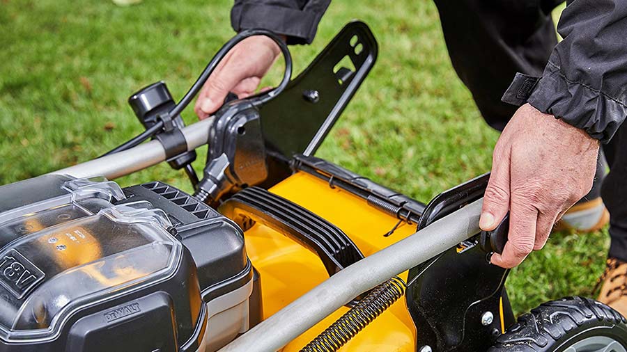 Test et avis tondeuse à gazon sur batterie DCMW564P2 DEWALT pas cher Test et avis tondeuse à gazon sur batterie DCMW564P2 DEWALT pas cher