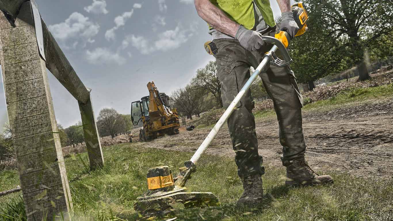 Coupe bordures DEWALT DCM561 - Guide d'achat coupe bordures 2017 Coupe bordures DEWALT DCM561 - Guide d'achat coupe bordures 2017