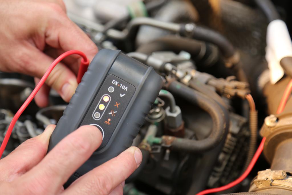 Testeur de bougies de préchauffage FACOM DX.10A © Benjamin Leharivel - Zone Outillage Testeur de bougies de préchauffage FACOM DX.10A © Benjamin Leharivel - Zone Outillage