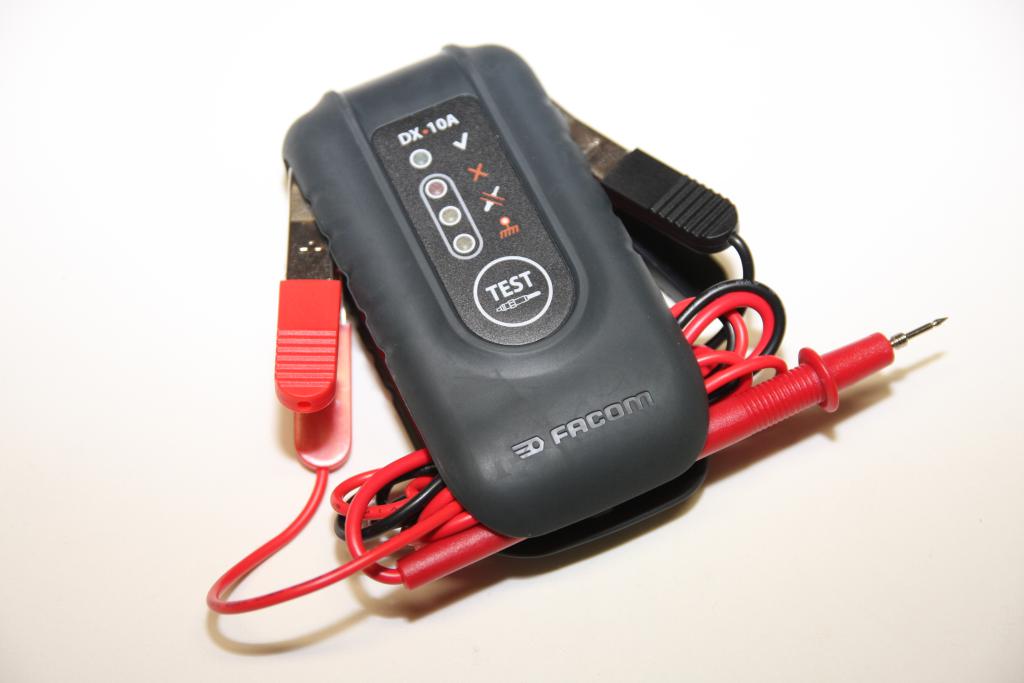 Testeur de bougies de préchauffage FACOM DX.10A © Benjamin Leharivel - Zone Outillage Testeur de bougies de préchauffage FACOM DX.10A © Benjamin Leharivel - Zone Outillage