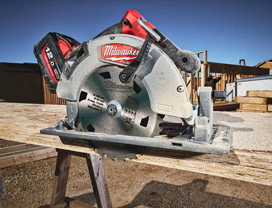 Nouveautés Milwaukee : retrouvez les compétences du filaire avec les scies circulaires sans fil M18 FCS66 et BLBS66