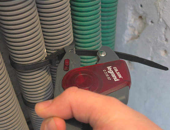 Nouvelle pince automatique COLSON pour un serrage et une coupe en un seul geste Nouvelle pince automatique COLSON pour un serrage et une coupe en un seul geste