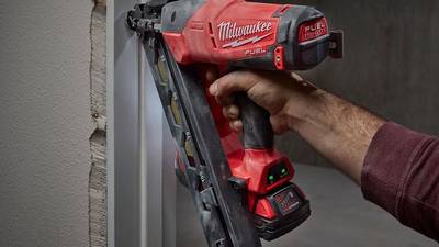 Cloueur de finitions Milwaukee M18 FUEL © Benjamin Leharivel - Zone Outillage Cloueur de finitions Milwaukee M18 FUEL © Benjamin Leharivel - Zone Outillage