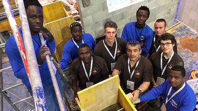Sur leur stand au Mondial des Métiers, les élèves de Didier Lachize ont construit une arche en pisé.