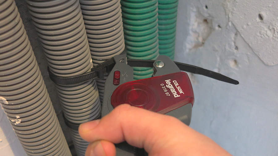 Nouvelle pince automatique COLSON pour un serrage et une coupe en un seul geste Nouvelle pince automatique COLSON pour un serrage et une coupe en un seul geste