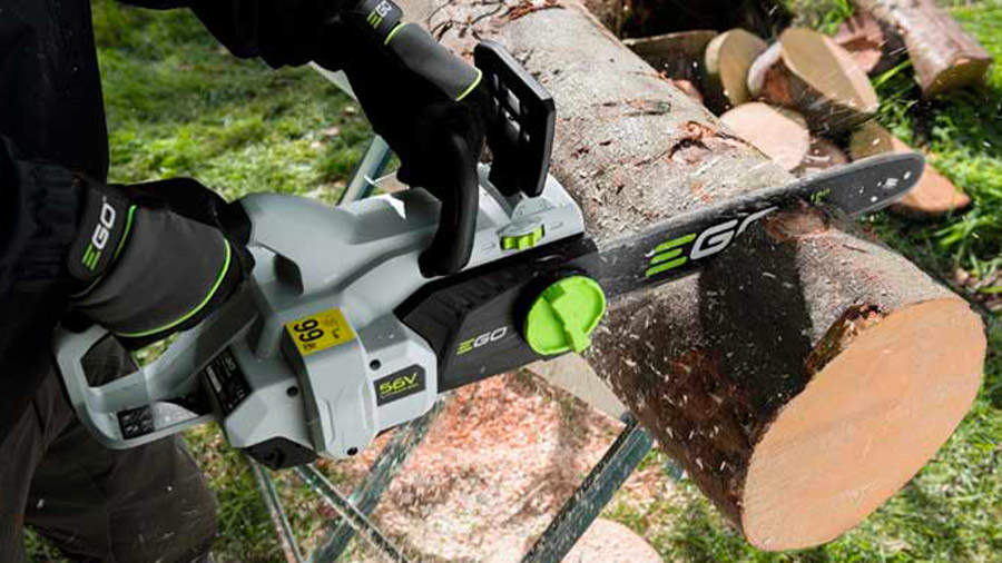 Des coupes simplifiées avec la tronçonneuse sur batterie CS1600E EGO