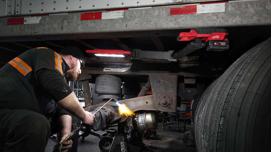 4 nouveaux éclairages TRUEVIEW sans fil pour les professionnels de l’automobile