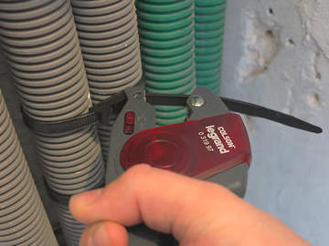 Nouvelle pince automatique COLSON pour un serrage et une coupe en un seul geste Nouvelle pince automatique COLSON pour un serrage et une coupe en un seul geste