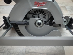 Scie circulaire 235 mm Milwaukee CS 85 CBE © Zone Outillage - Benjamin Leharivel Scie circulaire 235 mm Milwaukee CS 85 CBE © Zone Outillage - Benjamin Leharivel