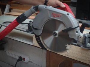 Scie circulaire 235 mm Milwaukee CS 85 CBE © Zone Outillage - Benjamin Leharivel Scie circulaire 235 mm Milwaukee CS 85 CBE © Zone Outillage - Benjamin Leharivel