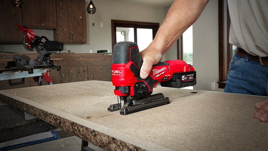 Test et avis de la scie sauteuse sur batterie M18 FUEL FBJS Milwaukee Test et avis de la scie sauteuse sur batterie M18 FUEL FBJS Milwaukee