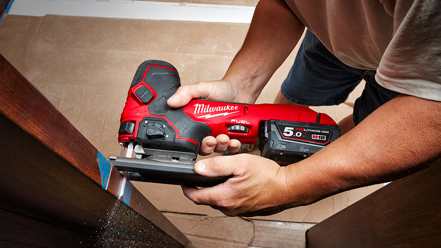 Test et avis de la scie sauteuse sur batterie M18 FUEL FBJS Milwaukee Test et avis de la scie sauteuse sur batterie M18 FUEL FBJS Milwaukee