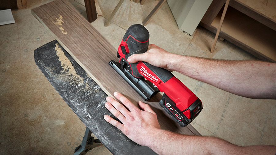 Test et avis de la scie sauteuse sur batterie M18 FUEL FBJS Milwaukee Test et avis de la scie sauteuse sur batterie M18 FUEL FBJS Milwaukee