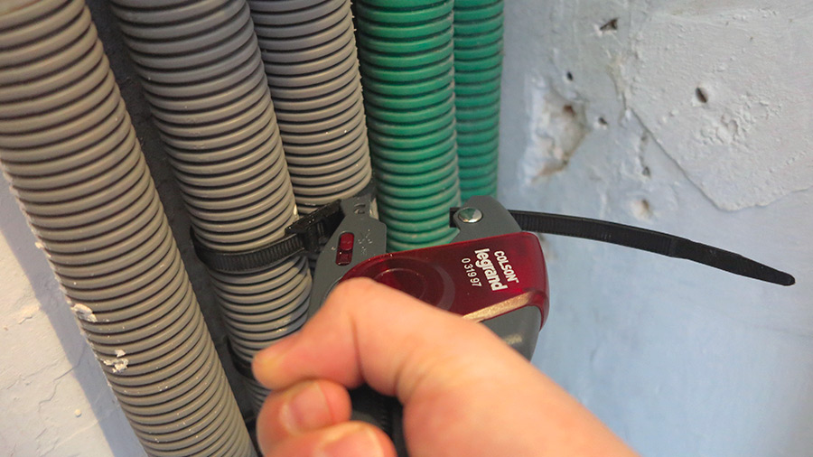 Nouvelle pince automatique COLSON pour un serrage et une coupe en un seul geste Nouvelle pince automatique COLSON pour un serrage et une coupe en un seul geste