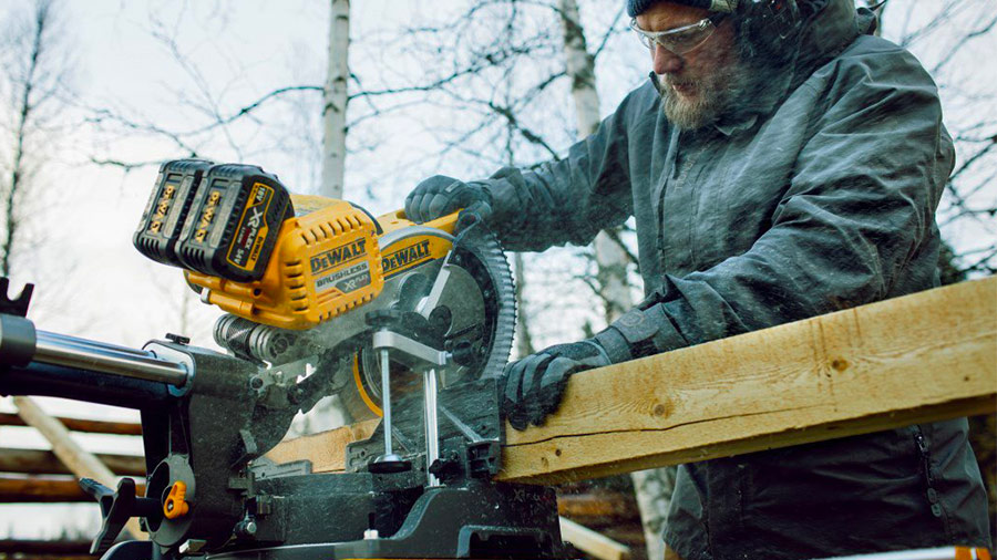 Test et avis de la scie à onglets radiale sur batterie XR FLEXVOLT DHS780T2A DEWALT Test et avis de la scie à onglets radiale sur batterie XR FLEXVOLT DHS780T2A DEWALT