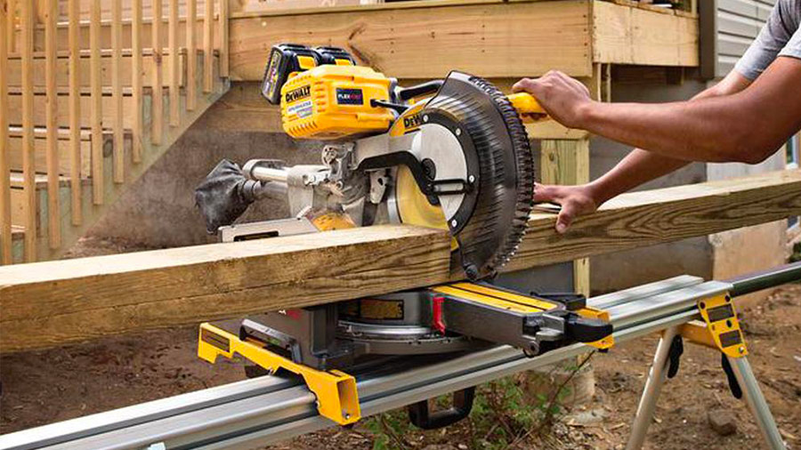 Test et avis de la scie à onglets radiale sur batterie XR FLEXVOLT DHS780T2A DEWALT Test et avis de la scie à onglets radiale sur batterie XR FLEXVOLT DHS780T2A DEWALT