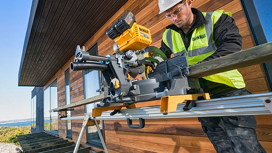 Test et avis de la scie à onglets radiale sur batterie XR FLEXVOLT DHS780T2A DEWALT Test et avis de la scie à onglets radiale sur batterie XR FLEXVOLT DHS780T2A DEWALT