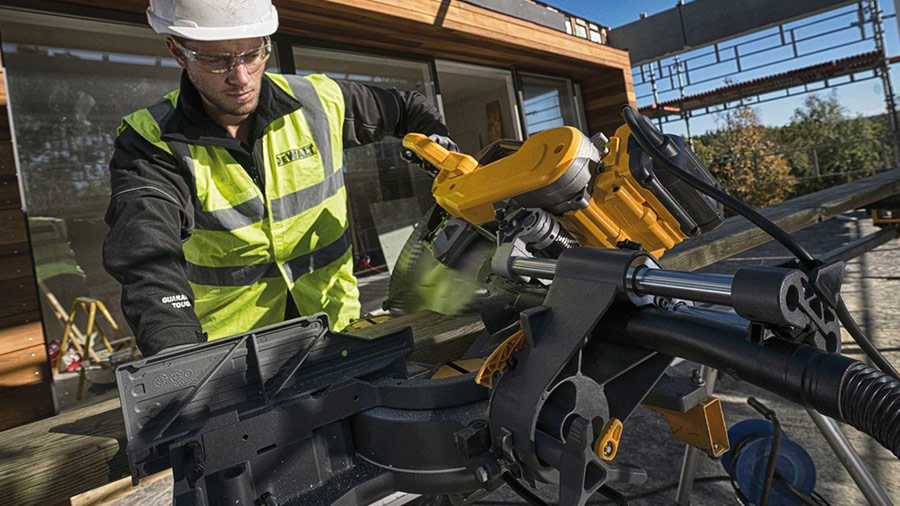 Test et avis de la scie à onglets radiale sur batterie XR FLEXVOLT DHS780T2A DEWALT Test et avis de la scie à onglets radiale sur batterie XR FLEXVOLT DHS780T2A DEWALT