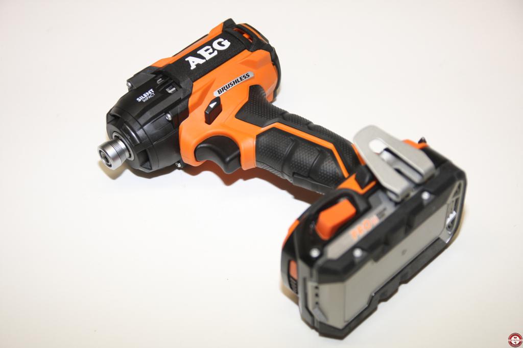 Visseuse à chocs 3 vitesses 18 V AEG BSS18OP oléopneumatique © Benjamin Leharivel - Zone Outillage Visseuse à chocs 3 vitesses 18 V AEG BSS18OP oléopneumatique © Benjamin Leharivel - Zone Outillage