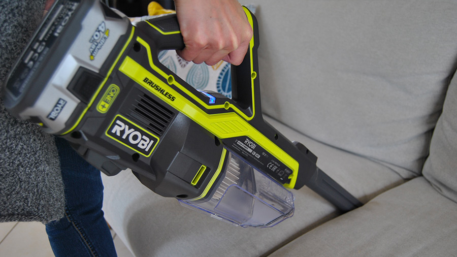 Test aspirateur balai R18SV7 Ryobi Brushless 18V ONE+ Test aspirateur balai R18SV7 Ryobi Brushless 18V ONE+