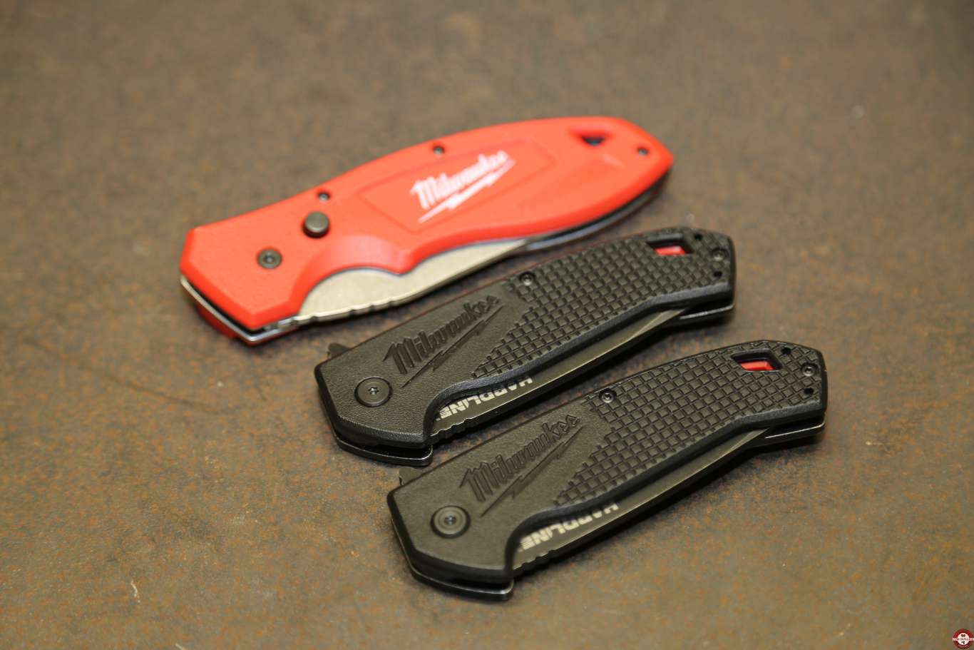Couteaux pliants Milwaukee Hardline et Fastback © Zone Outillage - Benjamin Leharivel Couteaux pliants Milwaukee Hardline et Fastback © Zone Outillage - Benjamin Leharivel