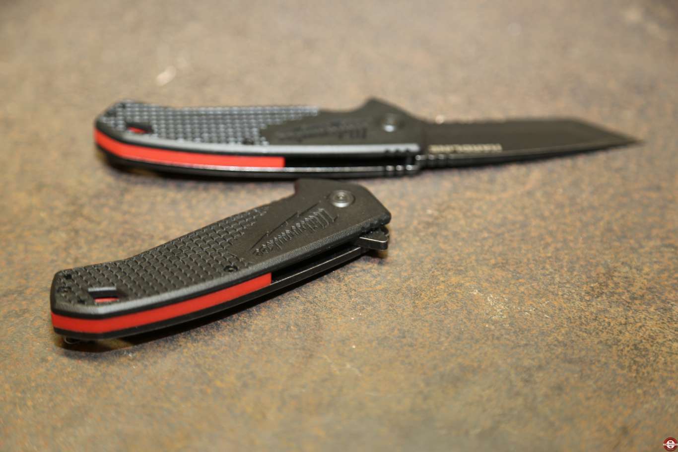 Couteaux pliants Milwaukee Hardline et Fastback © Zone Outillage - Benjamin Leharivel Couteaux pliants Milwaukee Hardline et Fastback © Zone Outillage - Benjamin Leharivel