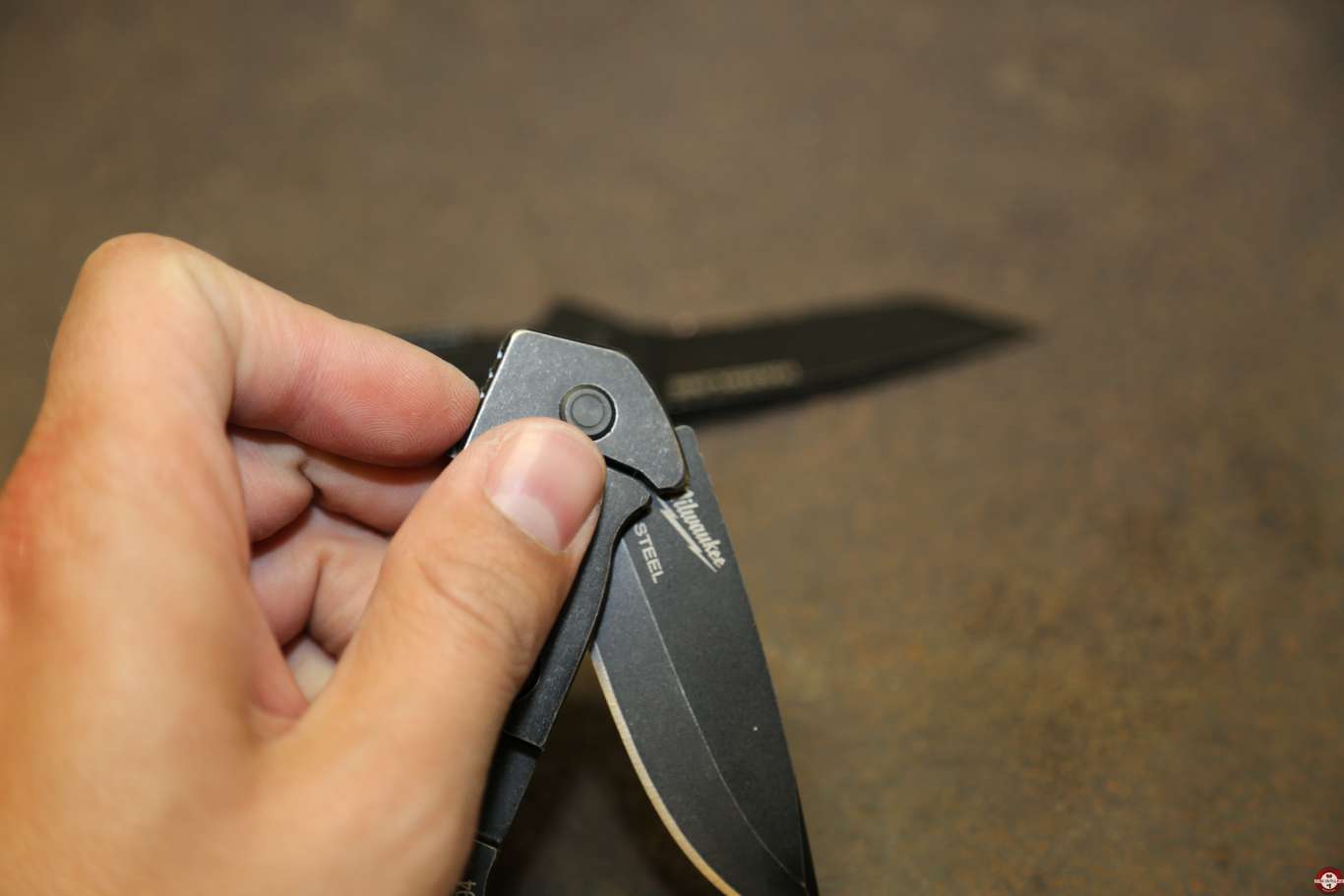 Couteaux pliants Milwaukee Hardline et Fastback © Zone Outillage - Benjamin Leharivel Couteaux pliants Milwaukee Hardline et Fastback © Zone Outillage - Benjamin Leharivel