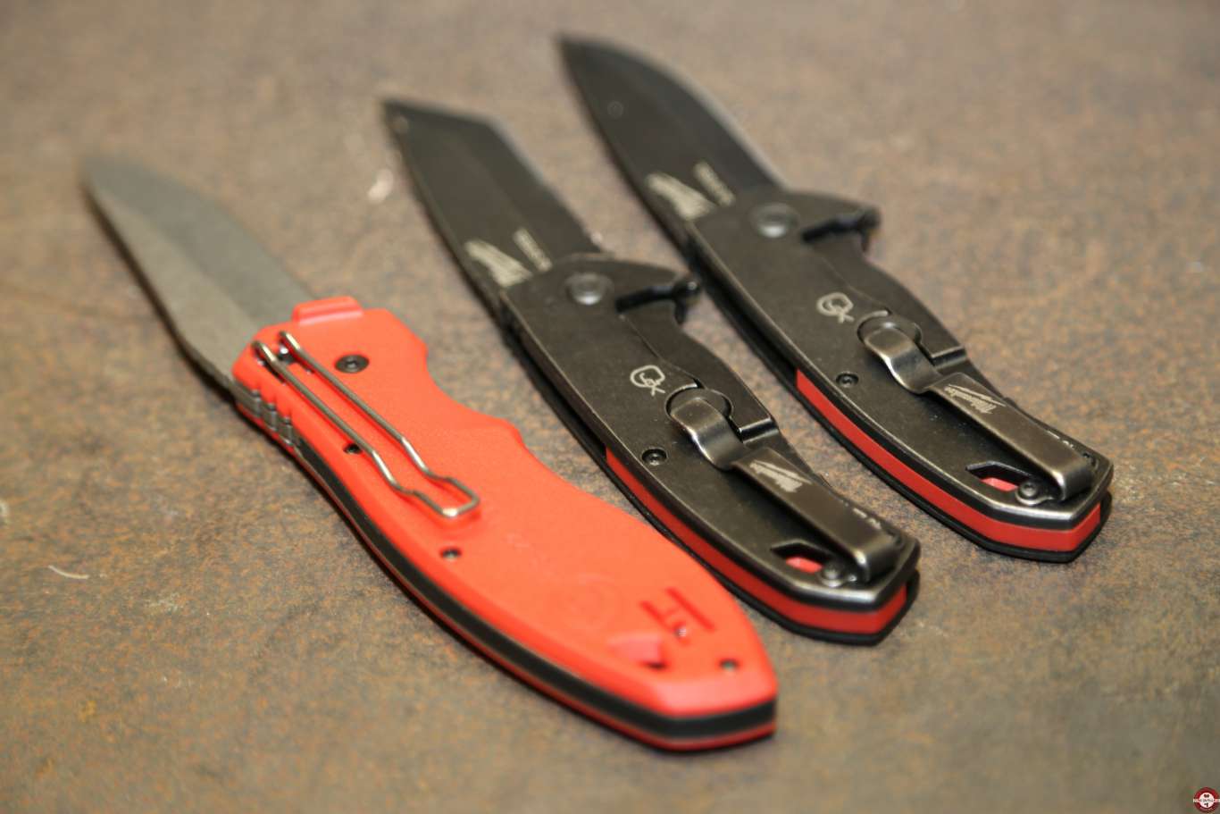 Couteaux pliants Milwaukee Hardline et Fastback © Zone Outillage - Benjamin Leharivel Couteaux pliants Milwaukee Hardline et Fastback © Zone Outillage - Benjamin Leharivel