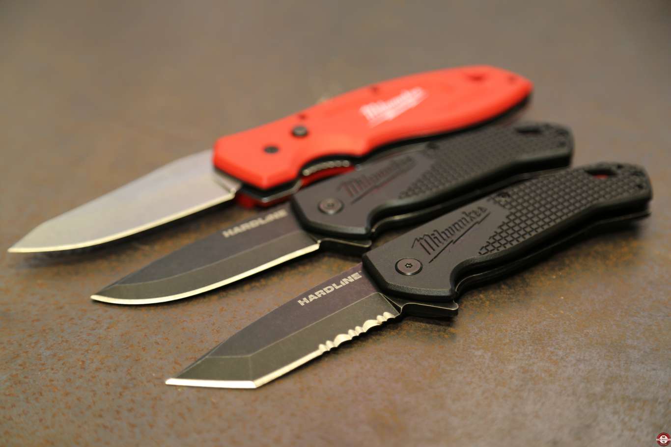Couteaux pliants Milwaukee Hardline et Fastback © Zone Outillage - Benjamin Leharivel Couteaux pliants Milwaukee Hardline et Fastback © Zone Outillage - Benjamin Leharivel