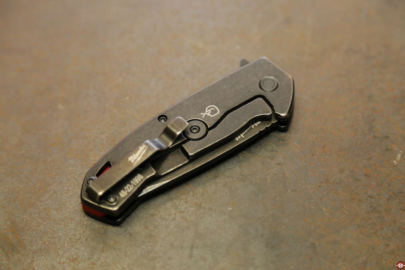 Couteaux pliants Milwaukee Hardline et Fastback © Zone Outillage - Benjamin Leharivel Couteaux pliants Milwaukee Hardline et Fastback © Zone Outillage - Benjamin Leharivel