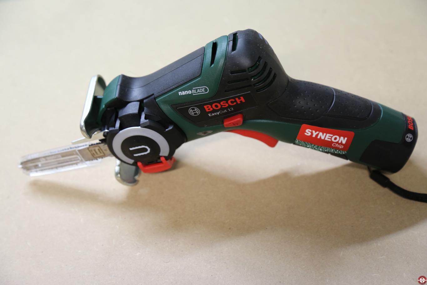 Scie sans fil EasyCut 12 Bosch à lame NanoBlade © Zone Outillage - Benjamin Leharivel Scie sans fil EasyCut 12 Bosch à lame NanoBlade © Zone Outillage - Benjamin Leharivel