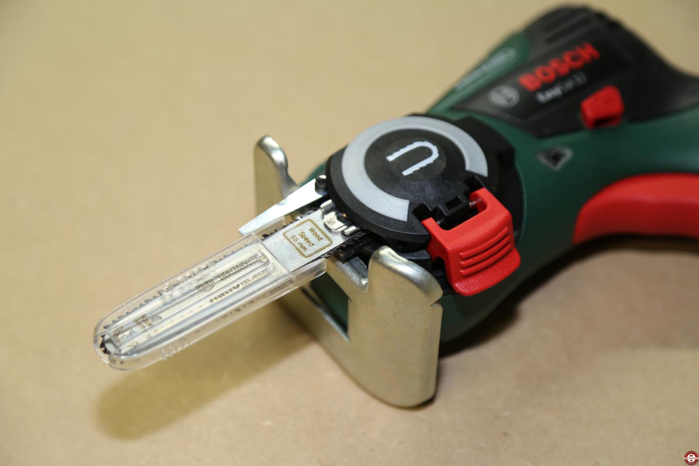 Scie sans fil EasyCut 12 Bosch à lame NanoBlade © Zone Outillage - Benjamin Leharivel Scie sans fil EasyCut 12 Bosch à lame NanoBlade © Zone Outillage - Benjamin Leharivel