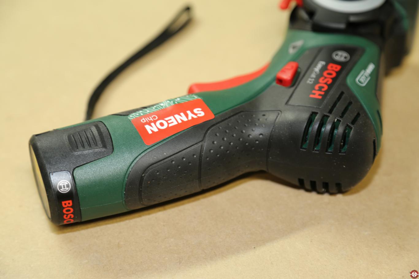 Scie sans fil EasyCut 12 Bosch à lame NanoBlade © Zone Outillage - Benjamin Leharivel Scie sans fil EasyCut 12 Bosch à lame NanoBlade © Zone Outillage - Benjamin Leharivel