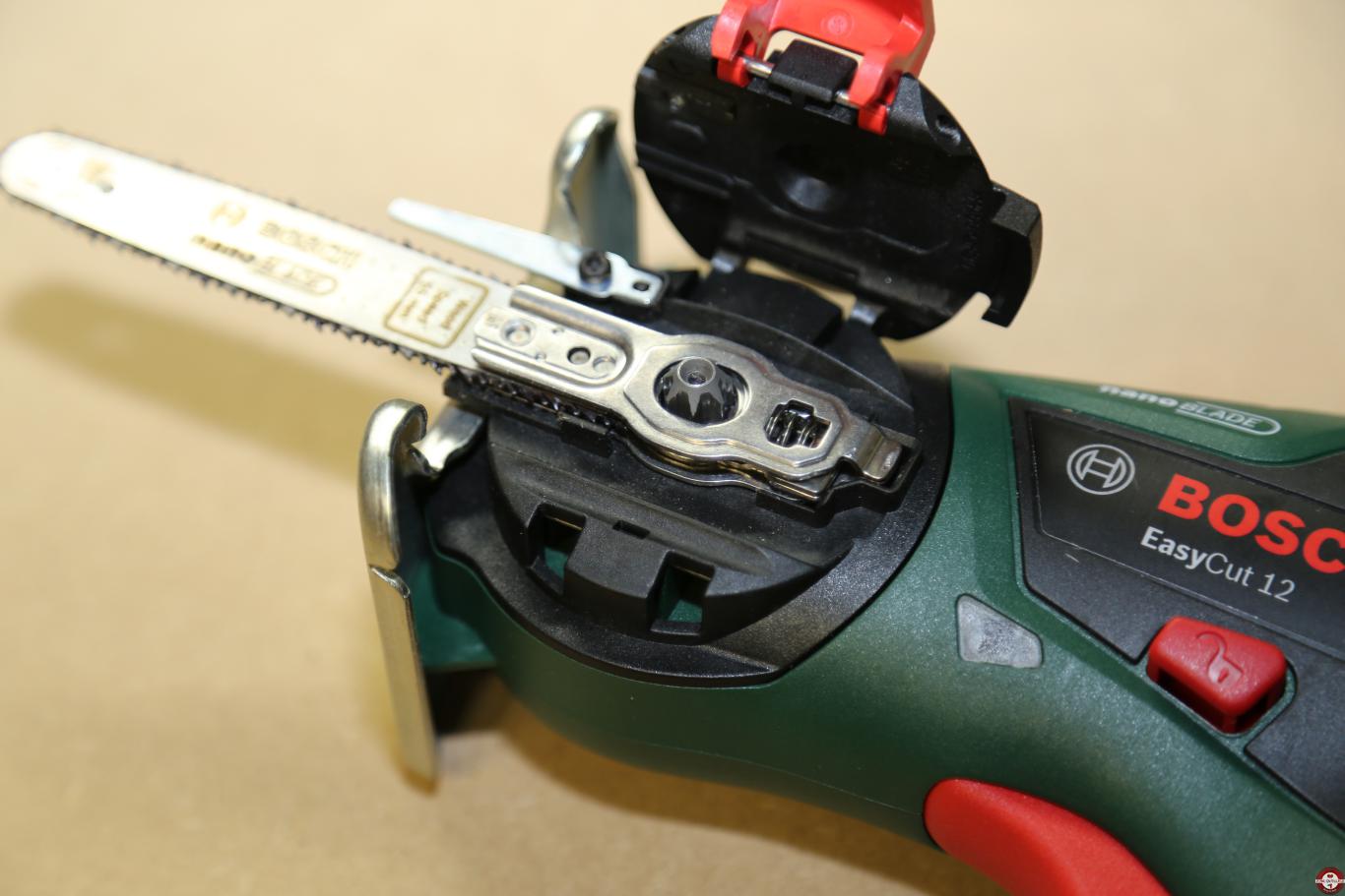 Scie sans fil EasyCut 12 Bosch à lame NanoBlade © Zone Outillage - Benjamin Leharivel Scie sans fil EasyCut 12 Bosch à lame NanoBlade © Zone Outillage - Benjamin Leharivel