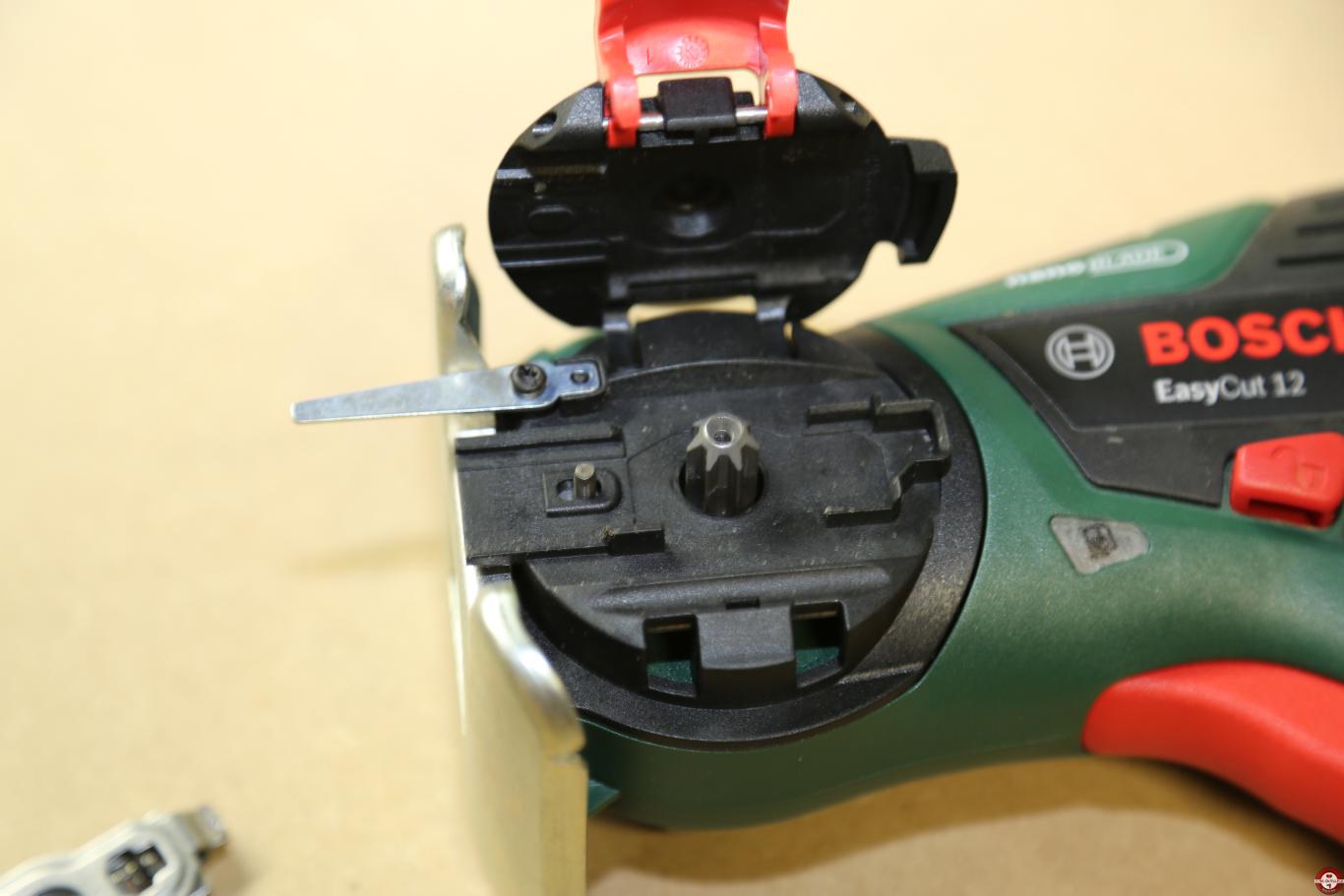 Scie sans fil EasyCut 12 Bosch à lame NanoBlade © Zone Outillage - Benjamin Leharivel Scie sans fil EasyCut 12 Bosch à lame NanoBlade © Zone Outillage - Benjamin Leharivel