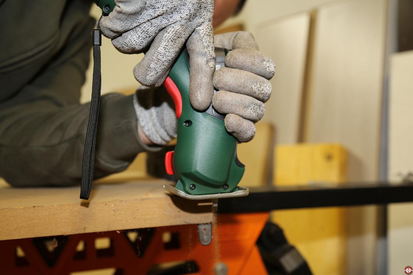 Scie sans fil EasyCut 12 Bosch à lame NanoBlade © Zone Outillage - Benjamin Leharivel Scie sans fil EasyCut 12 Bosch à lame NanoBlade © Zone Outillage - Benjamin Leharivel