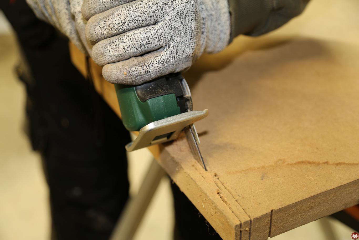 Scie sans fil EasyCut 12 Bosch à lame NanoBlade © Zone Outillage - Benjamin Leharivel Scie sans fil EasyCut 12 Bosch à lame NanoBlade © Zone Outillage - Benjamin Leharivel