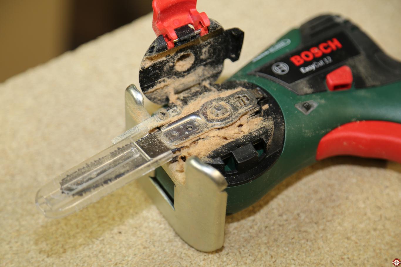 Scie sans fil EasyCut 12 Bosch à lame NanoBlade © Zone Outillage - Benjamin Leharivel Scie sans fil EasyCut 12 Bosch à lame NanoBlade © Zone Outillage - Benjamin Leharivel