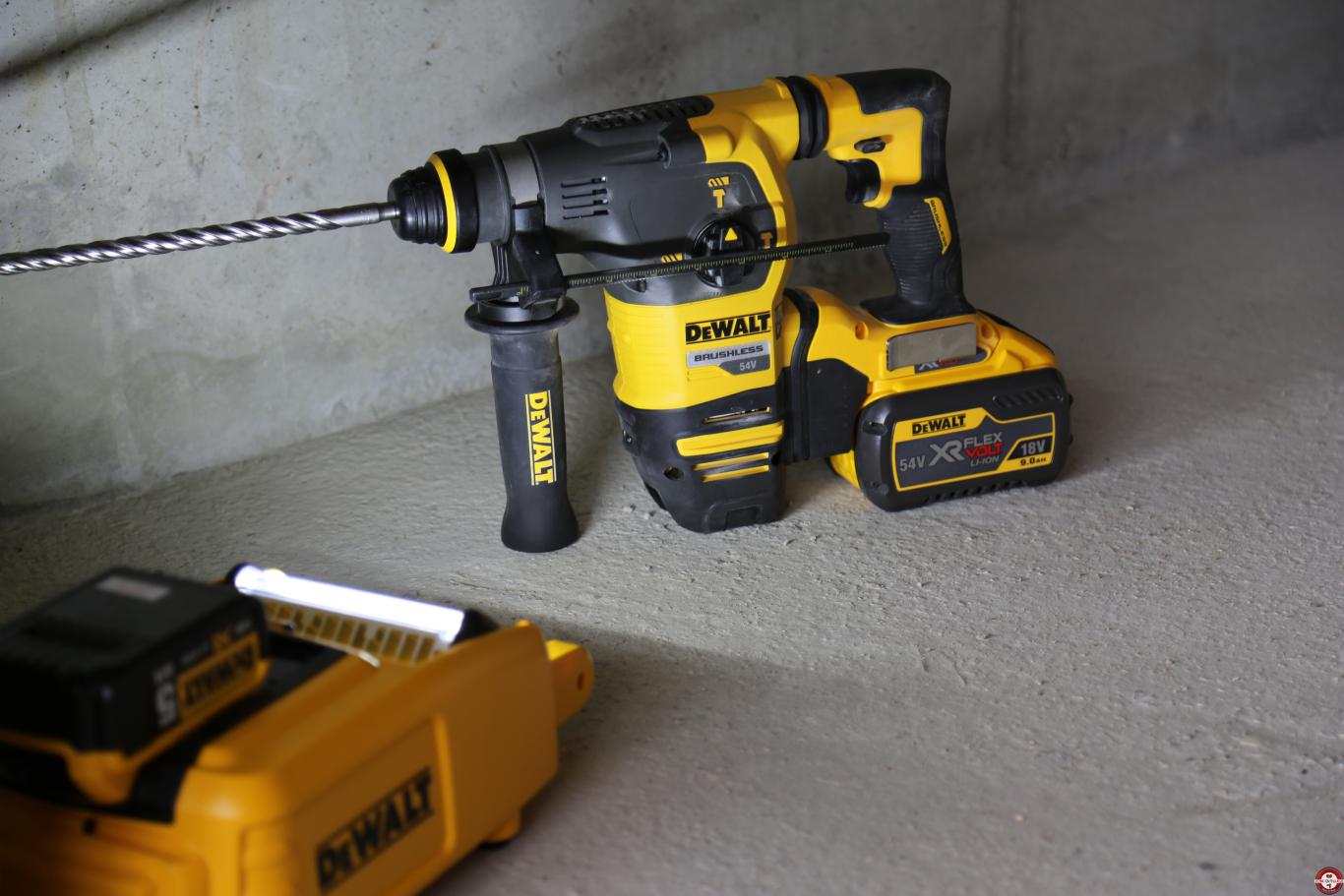 Marteau perforateur-burineur DEWALT DCH333 54V XR FLEXVOLT © Benjamin Leharivel - Zone Outillage Marteau perforateur-burineur DEWALT DCH333 54V XR FLEXVOLT © Benjamin Leharivel - Zone Outillage