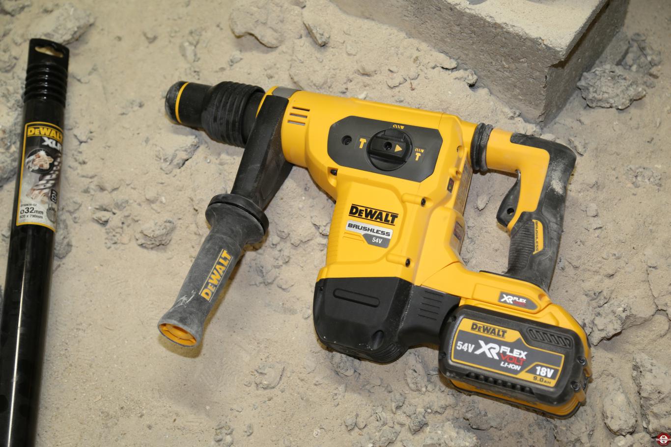 Marteau perforateur SDS MAX DCH481 54 V XR FLEXVOLT © Benjamin Leharivel - Zone Outillage Marteau perforateur SDS MAX DCH481 54 V XR FLEXVOLT © Benjamin Leharivel - Zone Outillage