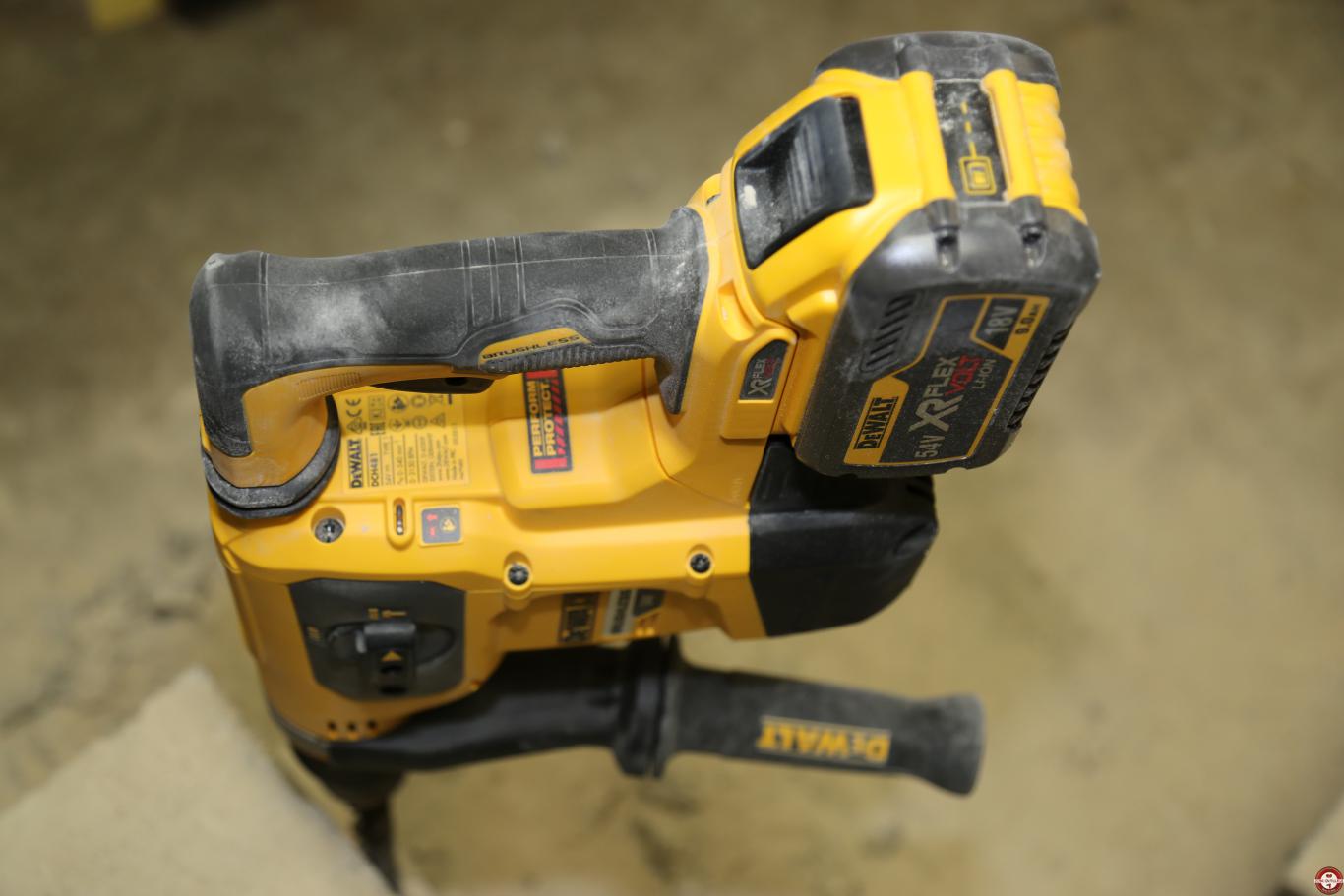 Marteau perforateur SDS MAX DCH481 54 V XR FLEXVOLT © Benjamin Leharivel - Zone Outillage Marteau perforateur SDS MAX DCH481 54 V XR FLEXVOLT © Benjamin Leharivel - Zone Outillage