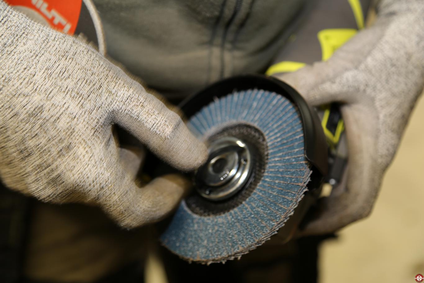 Meuleuse Ryobi R18AG7 Brushless sans fil ONE+ © Zone Outillage - Benjamin Lehari Meuleuse Ryobi R18AG7 Brushless sans fil ONE+ © Zone Outillage - Benjamin Lehari