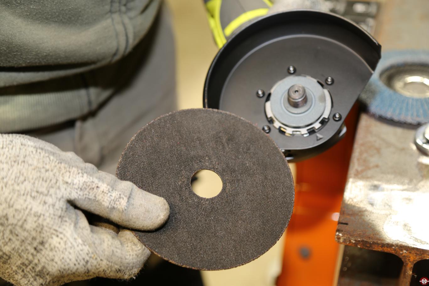 Meuleuse Ryobi R18AG7 Brushless sans fil ONE+ © Zone Outillage - Benjamin Lehari Meuleuse Ryobi R18AG7 Brushless sans fil ONE+ © Zone Outillage - Benjamin Lehari