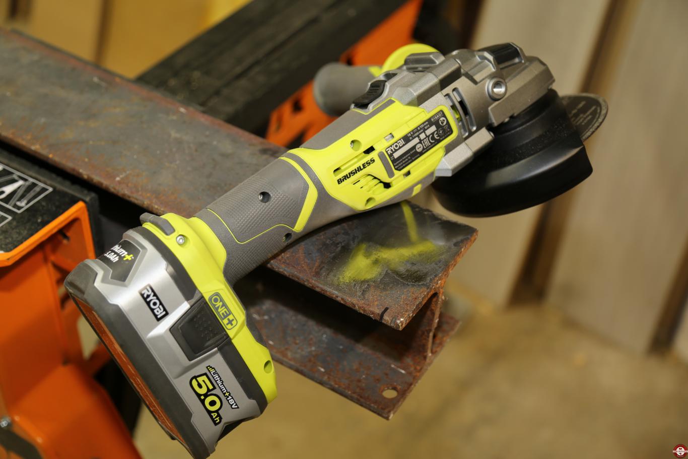 Meuleuse Ryobi R18AG7 Brushless sans fil ONE+ © Zone Outillage - Benjamin Lehari Meuleuse Ryobi R18AG7 Brushless sans fil ONE+ © Zone Outillage - Benjamin Lehari
